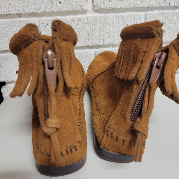 Minnetonka brand hard sole boots 7.5 - Picture 2 of 5